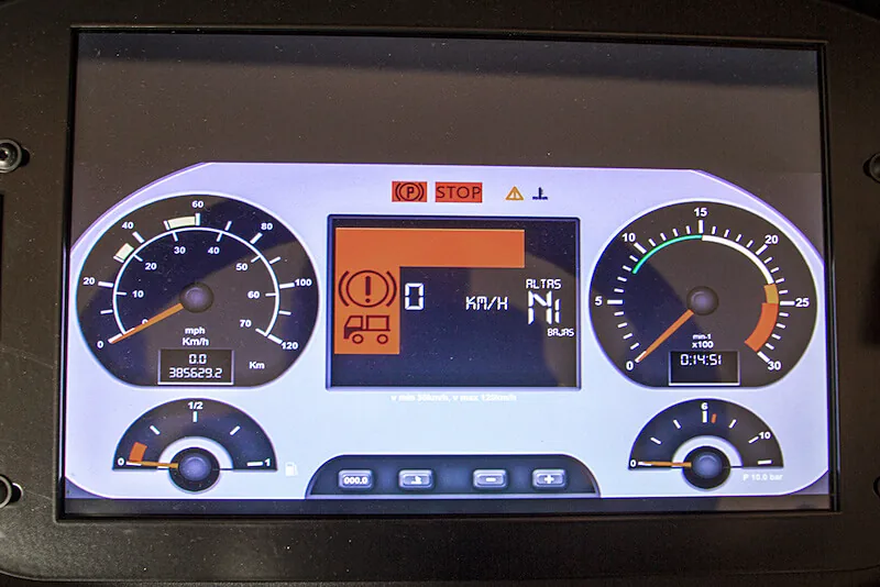 Tablero digital de un simulador de conducción con velocímetro, tacómetro e indicadores