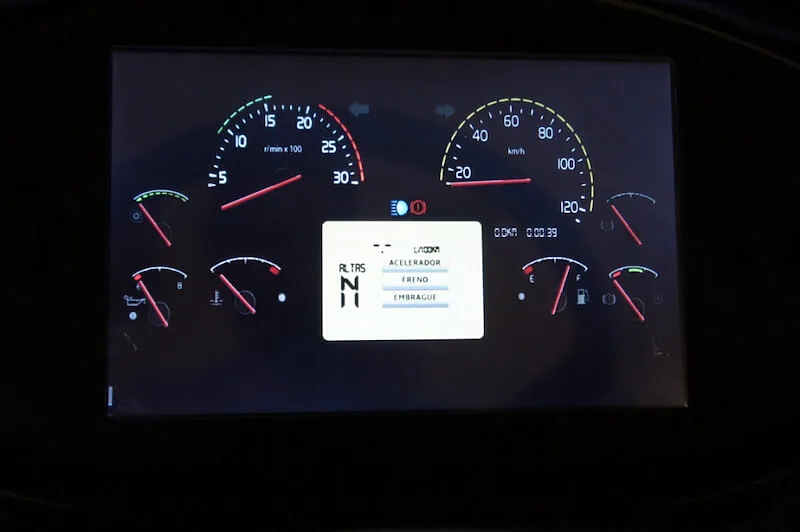 Pantalla de tablero digital de un simulador con indicadores de velocidad, revoluciones y pedales
