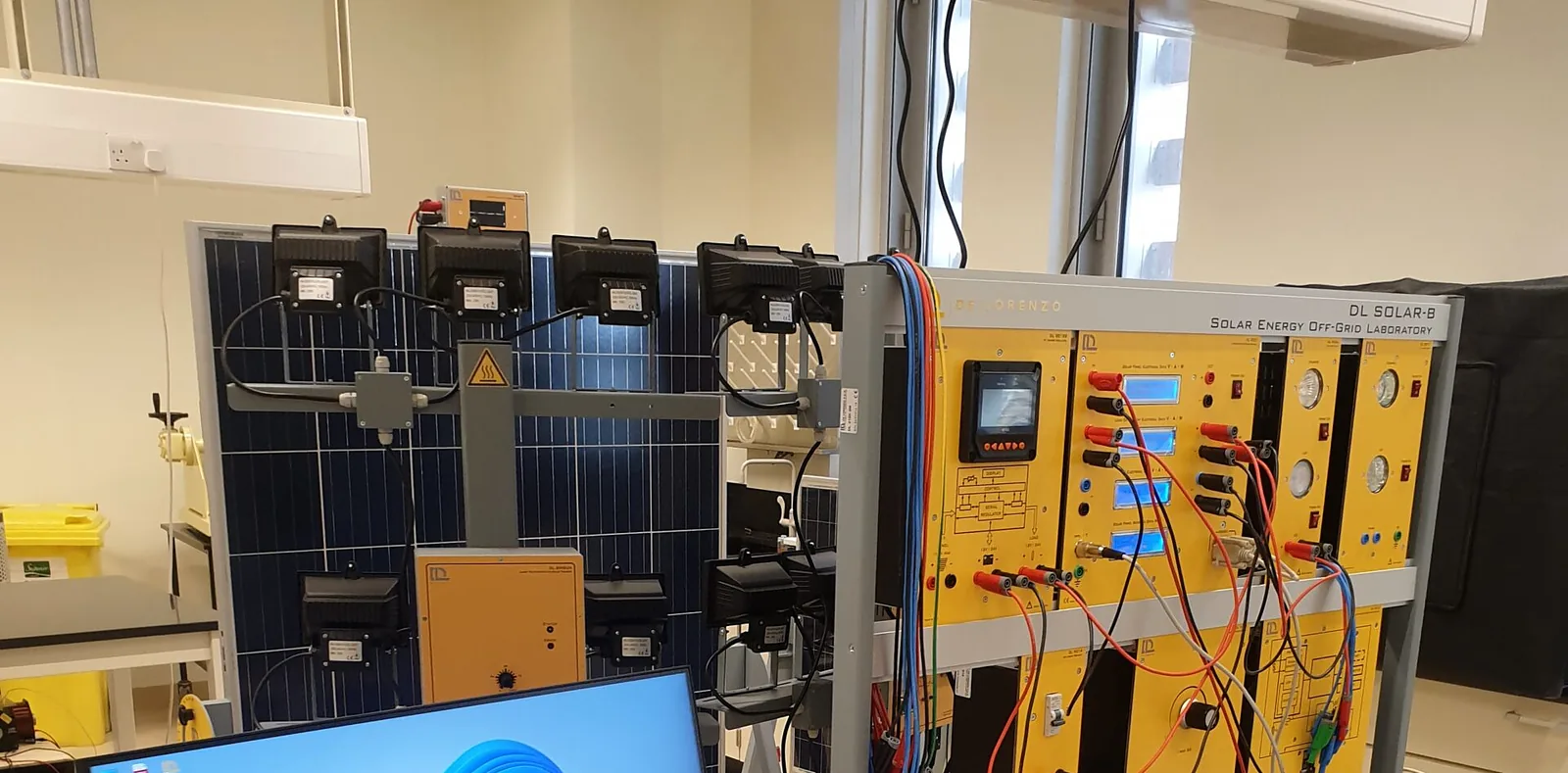 Entrenador fotovoltaico con módulo solar, simulador de lámparas y módulos de medición