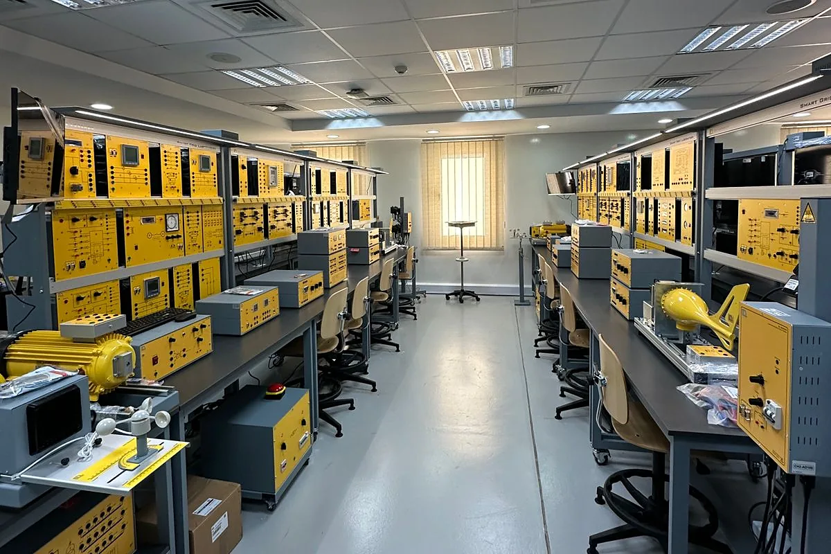 Laboratorio didáctico vacío, con dos filas de bancos de entrenamiento